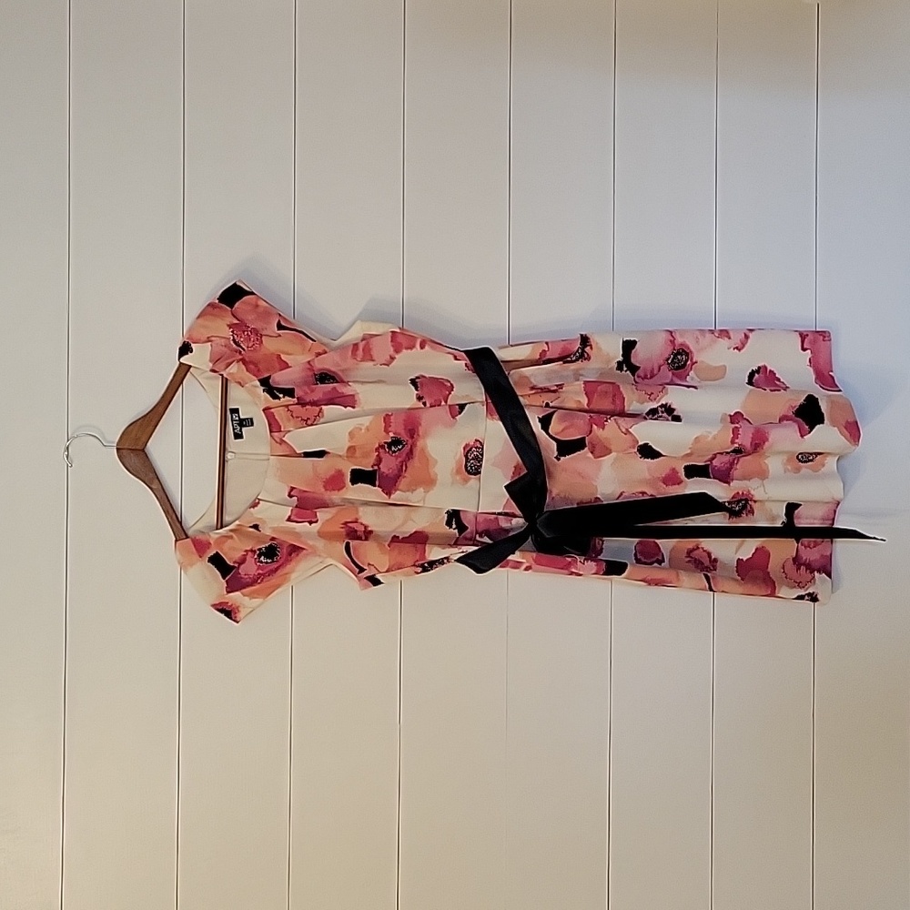 APT 9 Beautiful flower dress with pockets. Size 10